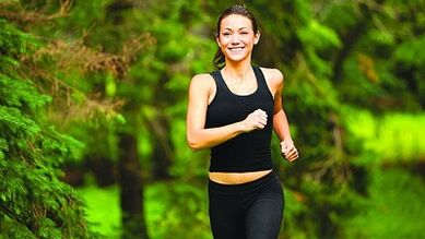 aeroobsed harjutused kehakaalu langetamiseks kõhus ja külgedel